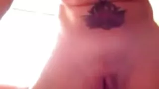 Нүдний шилтэй охин илжиг дээрээ тахиа үлдээдэг