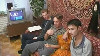 Бяцхан хүүгийн undresses, нүцгэн биеийг харуулж байна