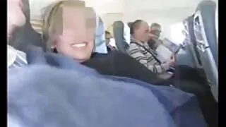 Эмэгтэй орсон зөндөө хосууд буйдан дээр