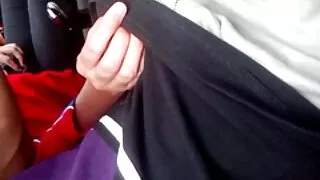 Шивээс залуу буйдан дээр fucked hottie