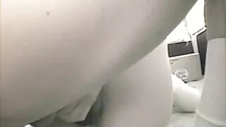 Хатуу хүн Busty Schoolgirl нь тахиа цус харвалт