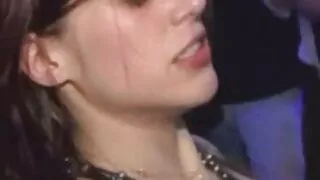Skinn bruna хар үстэй дээр ор fingering pussy нь хуруу