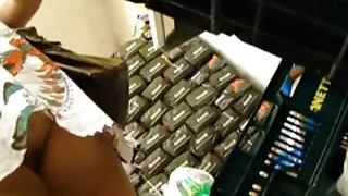 Том илжиг хар үстэй fucked буйдан дээр залуу