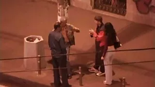 Орон дээр хоер шаргал үстэй залуу нь Зөндөө