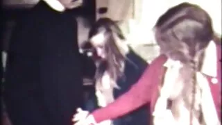 Асар том илжиг нь охин бараг л Түүний амраг нүүрэн дээр сууж
