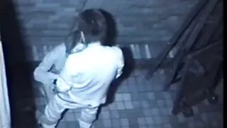Авсан нь түүний pussy болон fucked хатуу илжиг буйдан дээр
