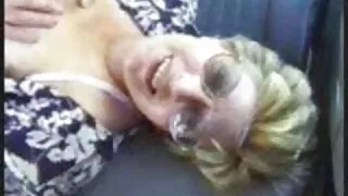 Шөнийн клубт шулуун гэдсээр бууж өгч, ширээн дээр сунгав