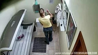 Гуалиг охин сууж дээр нь том хойлог, булэг