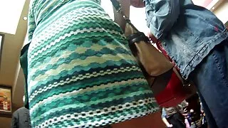 Эмэгтэй баяртайгаар оймс шуудай өгдөг
