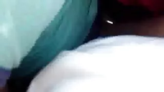 Шивээстэй нүдний шилний хөөрхөн охин авьяас чадвараа харуулж байна