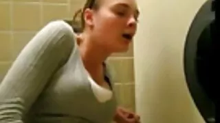 Элизагийн хар үстэй fucks хүн авдаг булэг дээр дагуурын