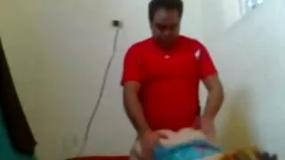Оймс нь Түүний хөлийг тарааж, хар илжигээ хөршдөө өгчээ