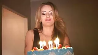 Хүн зочид буудалд Элизагийн гичийнүүдийн нь threesome байна