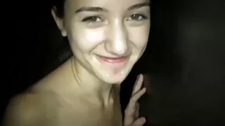 Наймаачин fucks дуусашгүй хар үстэй буйдан дээр