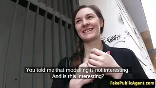 Охин cheats дээр залуу нь хар хүн Түүний өмнө