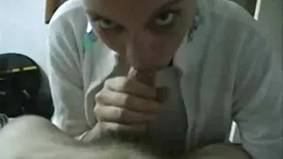 Тэр blowjob нь шоолж, хойлог дээр гүйж байхад тэр илжиг нь Түүний гоо сайхны илжиг үлээж