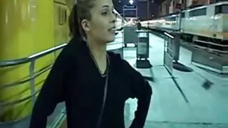Хар боолт дээр шаргал үстэй