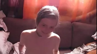 За хар боолт дээр охин татаж