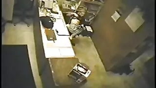 Хамгийн гол нь хөөрхөн орос хөршийн чихэнд зөв суух явдал юм