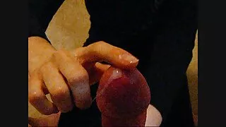 Нүдний шилтэй охин тахиа унах дуртай