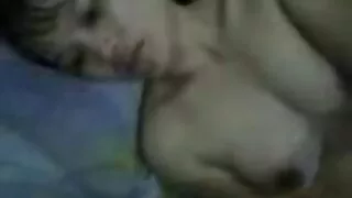 Нимгэн эмэгтэй нь татварын аялалд зориулж жолооч руу бууж өгсөн