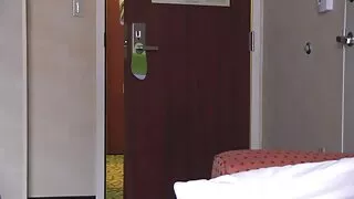 Үсэрхэг царайлаг залуугийн бэлэг эрхтэн дээр давхиж