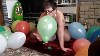 Халуун rides шүүслэг эмээл дээр найзын бэлэг эрхтэн