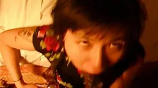 Тэр хар хүний машиныг угааж, том тахиа дээр авирав
