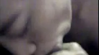 Найз Охид нь өөрсдийгөө slits-д өлсөж буй залуусын шодой дээр хаядаг