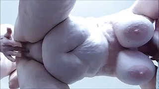 Олон нийтийн өмнө тагтан дээр залуу эмэгтэйн илжиг нь Fucked