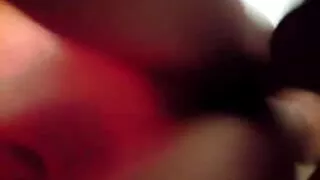 Brunettes тайлж түүний дотуур хувцас, тоглож нүх