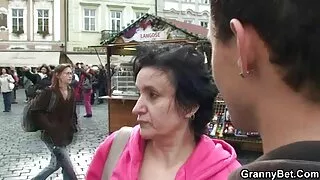 Ebony замын талаар тусгасан шаргал новш дээр хойлог