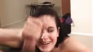 Шаргал өгдөг poolside залуу дээр cam