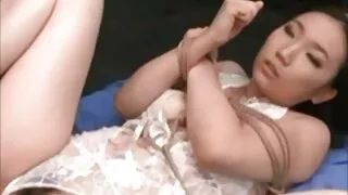 Азтай залуу охиныг хүчтэй өндөг дээр өнхрүүлэв.