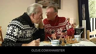 Stepmom, нөхөр нь гэртээ гэр бүлийн threesome байна
