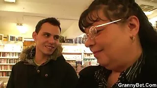 Улаан буйдан дээр Hottie Шулуун гэдсээр нь cums