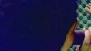 Залуу эмэгтэй ховдоглон fucks нь шивээс залуу