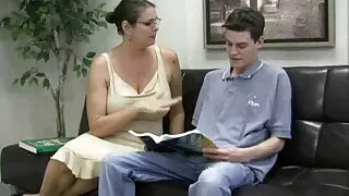 Буйдан дээр нарийхан охины үтрээний